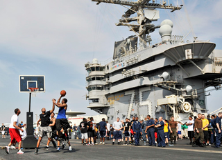 Illustration for article titled Steel Beach- When US Navy Ships Throw Giant Beach Picnic Parties